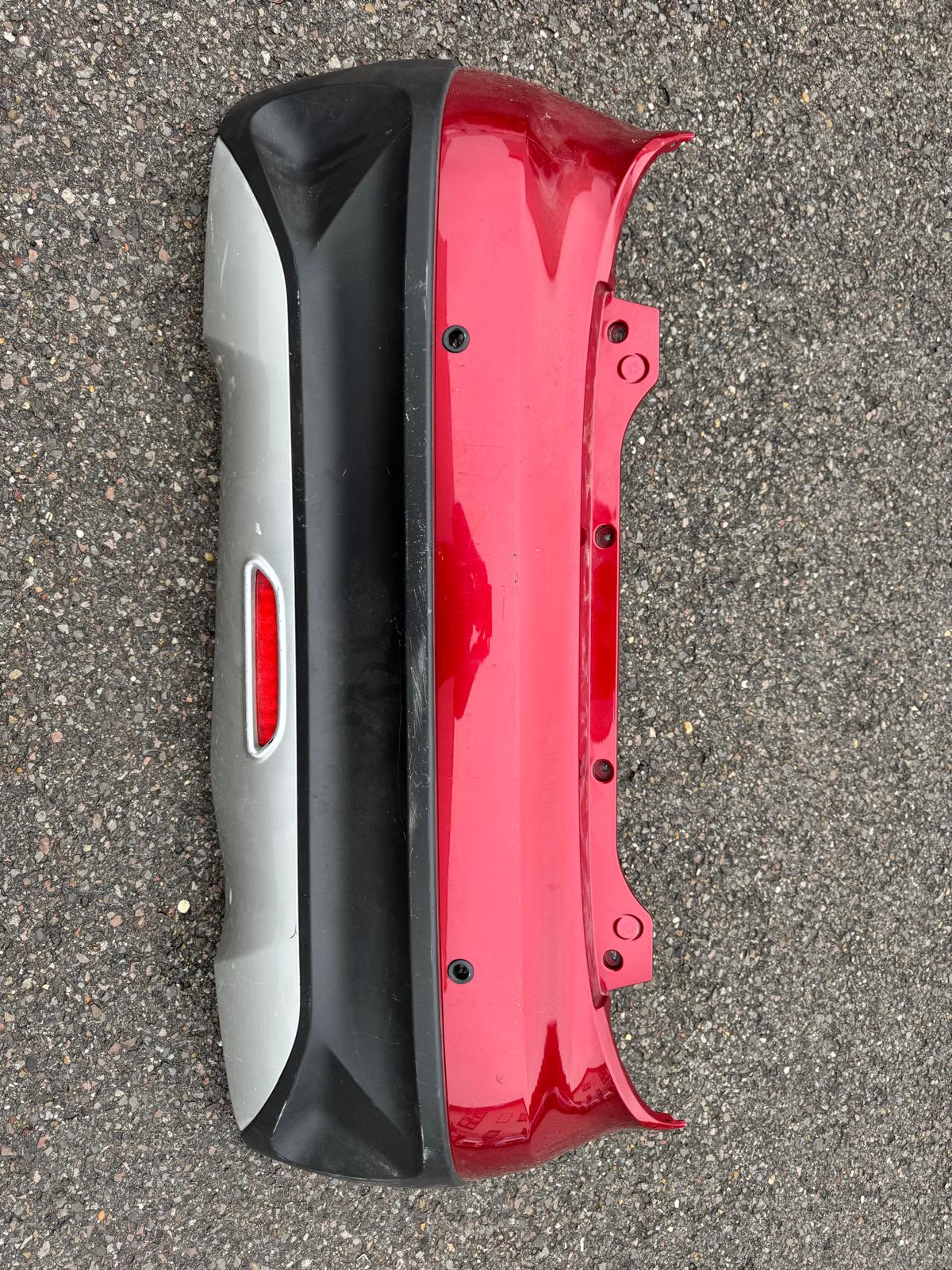 Stoßstange hinten rot gebraucht (Nebellicht, Leiste , Parksensoren..) inkl. Versand innerhalb Deutschland